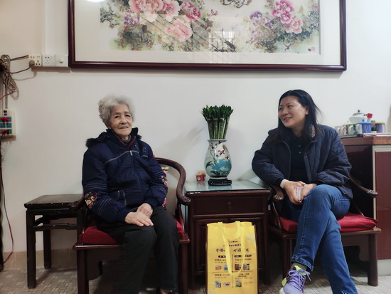 3、公司紀委書記、工會主席張奇志慰問80歲以上高齡退休職工代表陳佩群.jpg